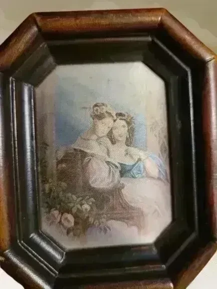 Cadre mural octogonal ancien avec reproduction romantique en soie